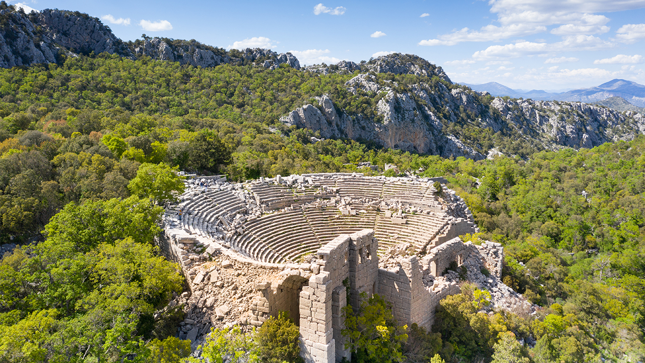 Akdeniz’in bitki örtüsü içerisinde Termessos Antik Tiyatrosu