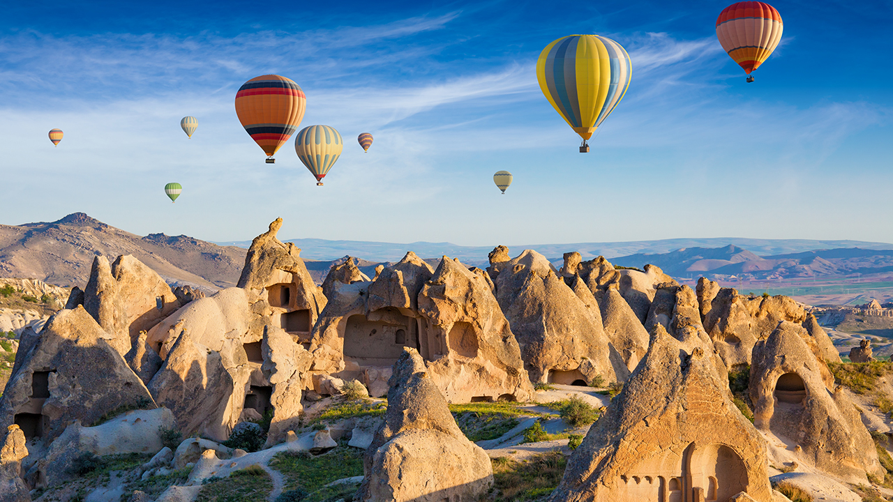 Kapadokya da sıcak hava balonlarının peribacaları üzerinde görüntüsü